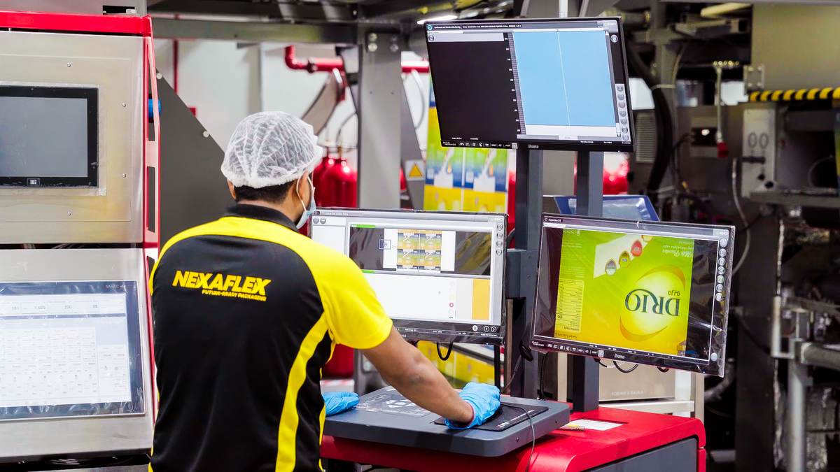 Operator at the AVT Argus 8K inline print inspection station